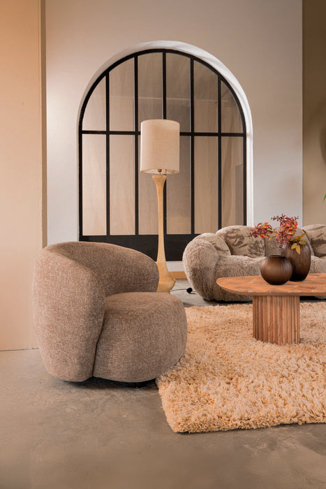 Moderne taupekleurige fauteuil van polyester (87x88 cm) in een sfeervol interieur met ronde vormen.