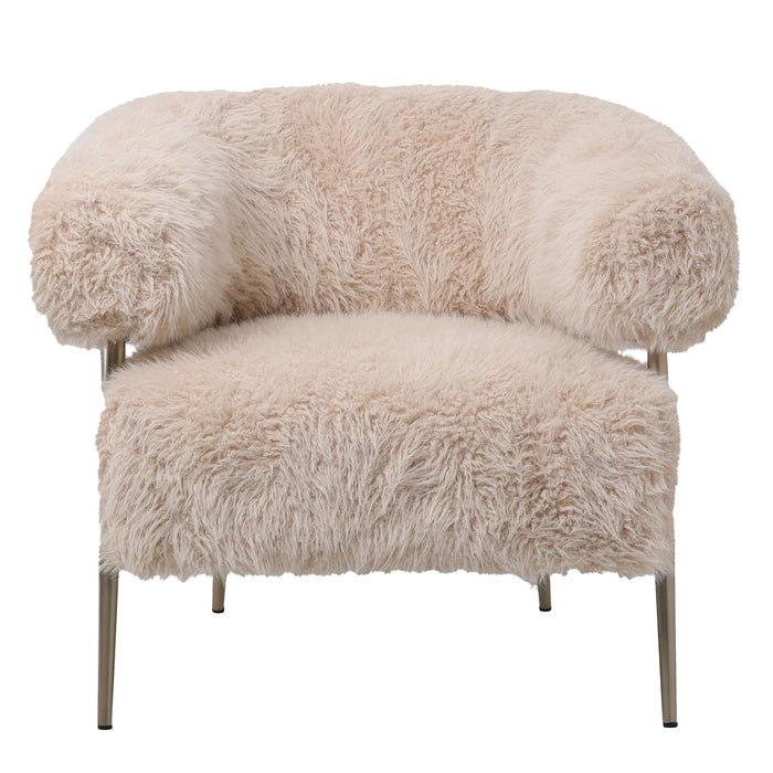 PTMD fauteuil in beige polyester met een zachte, harige textuur en slanke metalen poten.