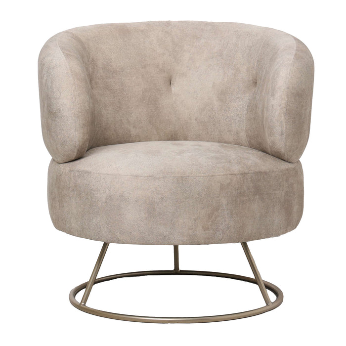 Beige Carice fauteuil van PTMD met ronde zitting, polyester bekleding en een slank metalen onderstel.