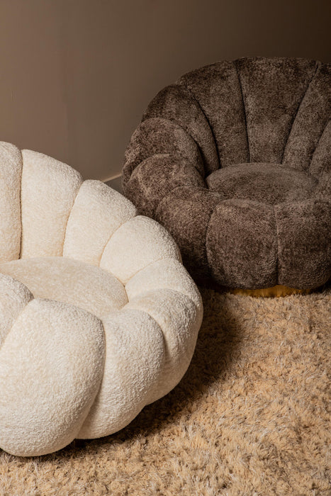 Twee bloemvormige fauteuils in crème en bruin polyester met een zachte textuur op een hoogpolig tapijt.