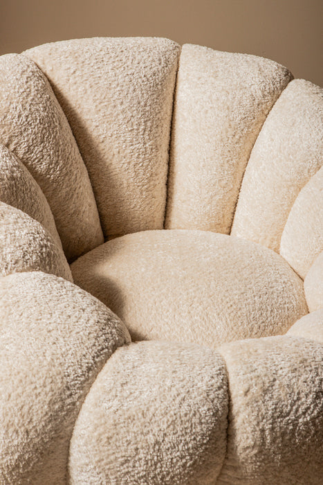 Crèmekleurige fauteuil Daisy met zachte polyester bekleding in een elegante, bloemvormige kuipstructuur.