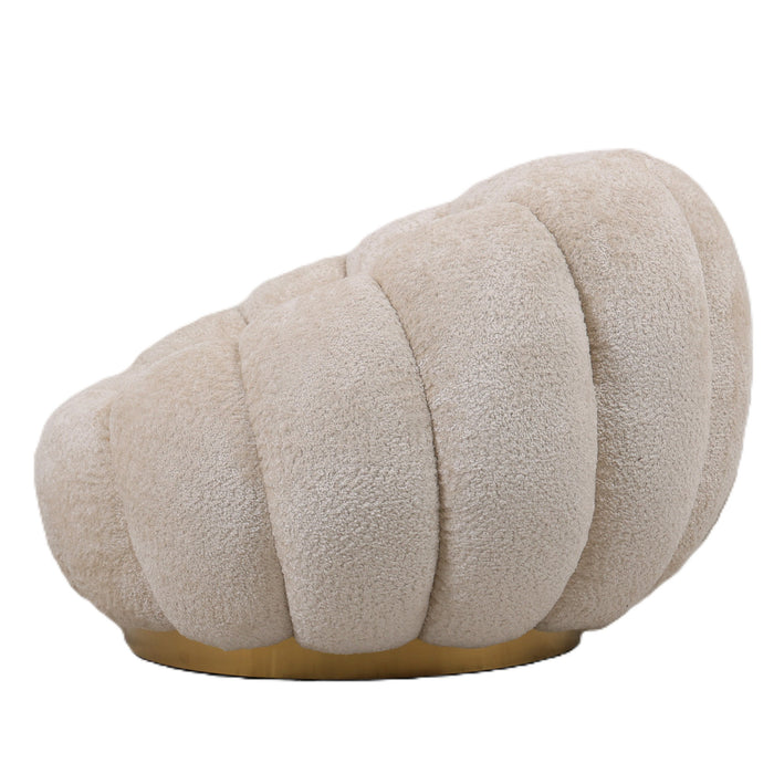 Crème fauteuil Daisy met bloemvormige kuip, zachte polyester bekleding en een goudkleurig metalen onderstel.