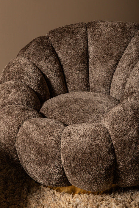 Zandbeige fauteuil Daisy met bloemvormige kuip, zachte polyester bekleding en een goudkleurig metalen onderstel.