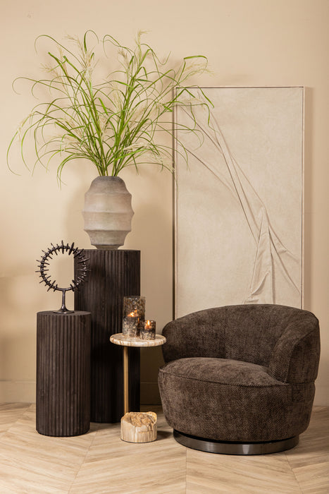 Bruine Filou fauteuil van PTMD met polyester bekleding en een slank metalen onderstel in een sfeervol interieur.