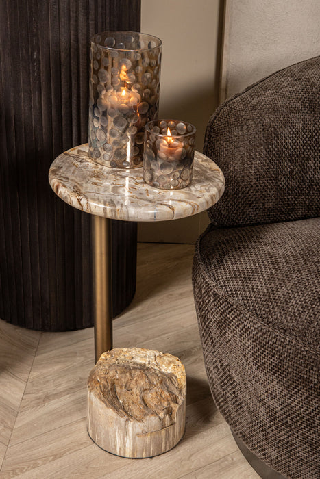 Bruine polyester fauteuil Filou van PTMD met een slank metalen onderstel in een sfeervol interieur.