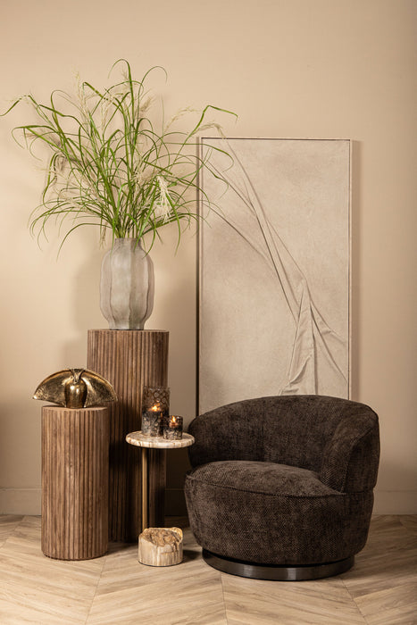 Bruine PTMD Filou fauteuil van polyester met een slank metalen onderstel in een sfeervol interieur.