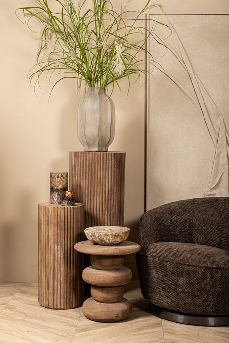 Bruine polyester fauteuil Filou van PTMD met slank metalen onderstel in een sfeervol interieur.