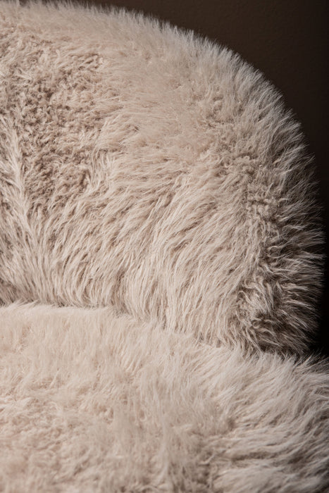 Close-up van de zachte, beige polyester Hair-bekleding van de PTMD Franklyn fauteuil met een aaibare textuur.