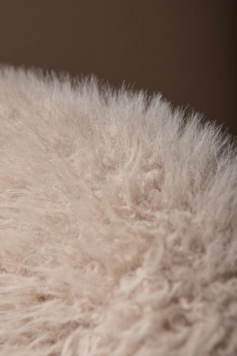 Close-up van zachte, beige polyester bekleding met aaibare haarstructuur van de Franklyn fauteuil.