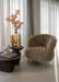 Bruine Franklyn fauteuil met aaibare polyester bekleding en slank metalen onderstel in een sfeervol interieur.