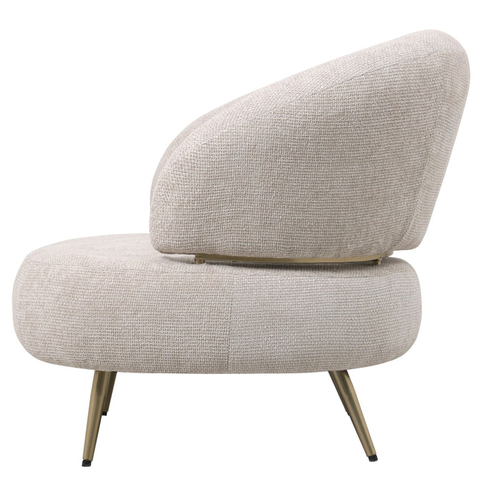 Witte Franklyn fauteuil van PTMD met polyester bekleding en slank metalen onderstel.