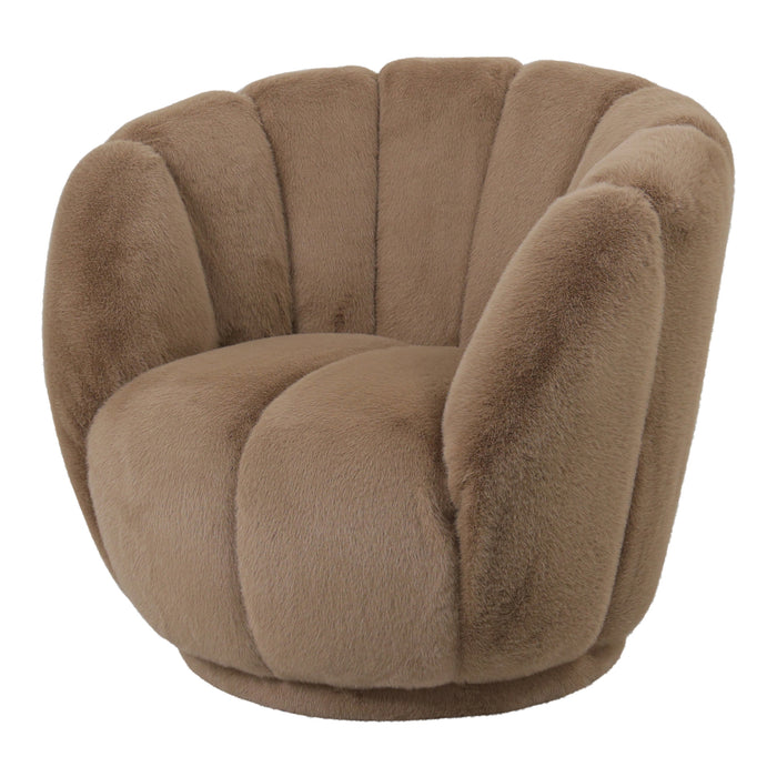 PTMD Furia fauteuil in mocca kleur met zachte bontachtige polyester bekleding en een elegant schelpvormig design.