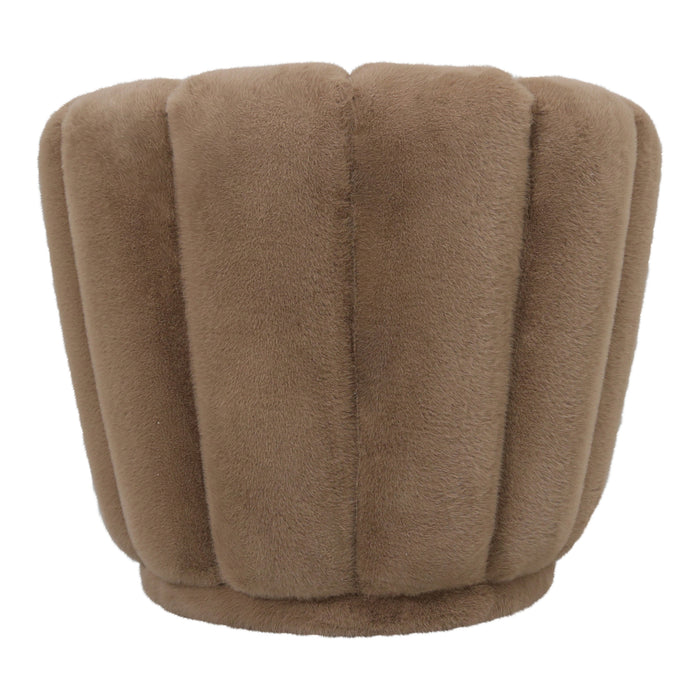 PTMD Furia fauteuil in mocca kleur met zachte, bontachtige polyester bekleding en een gestreept design.