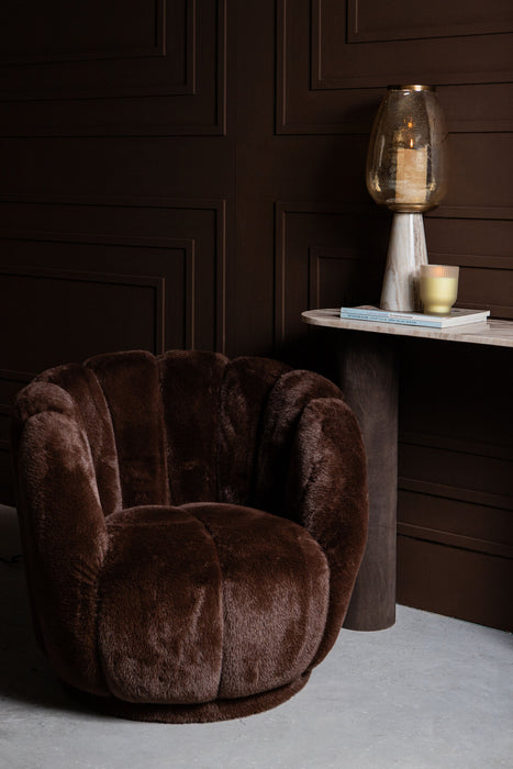 Bruine PTMD Furia fauteuil met zachte, bontachtige polyester bekleding en een stijlvol, rond design.