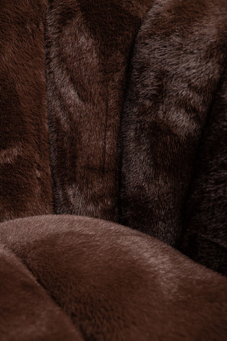 Bruine PTMD Furia fauteuil met zachte, bontachtige polyester bekleding en een luxe textuur.
