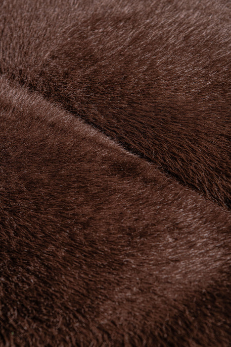 Close-up van zachte, bruine polyester bekleding met bontachtige textuur van de PTMD Furia fauteuil.