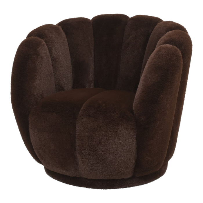 Bruine PTMD Furia fauteuil met zachte, bontachtige polyester bekleding en een stijlvol, schelpvormig design.