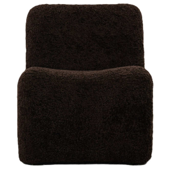 Moderne PTMD Oslo fauteuil in koffiebruin polyester met een zachte, gestructureerde teddy-look bekleding.