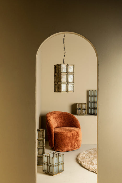 PTMD Layra hanglamp van wit glas met antieke afwerking, 24x24x45 cm, hangend in een stijlvol interieur.