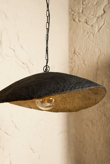 Zwarte PTMD hanglamp Majid van papier met golvende lijnen en een zichtbare lichtbron, 71x53x23 cm.