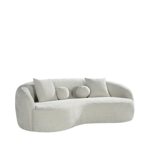 LABEL51 Novo 3-zitsbank in naturel chenille met een gebogen design en bijpassende sierkussens.