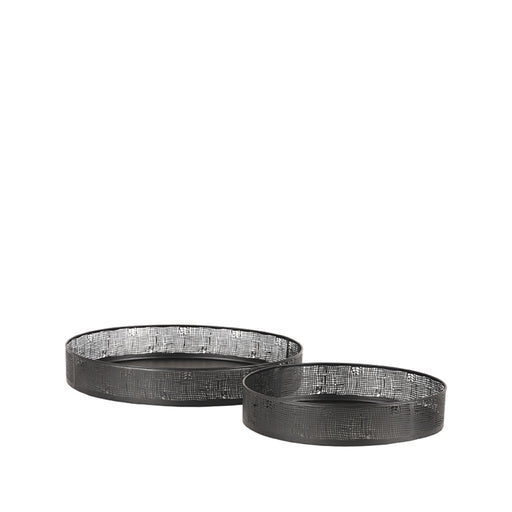 Set van twee ronde zwarte metalen dienbladen met een opengewerkte rand en handvatten in verschillende formaten.