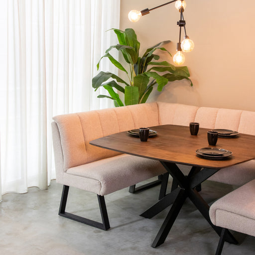 LABEL51 Modula eetkamerbank in naturel bouclé met zwart metalen frame bij een houten eettafel.