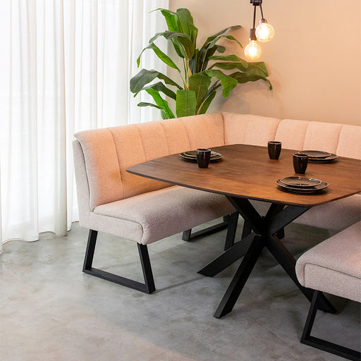 Ronde LABEL51 Blake eettafel van espresso mangohout met zwart metalen onderstel, 130 cm breed in een modern interieur.