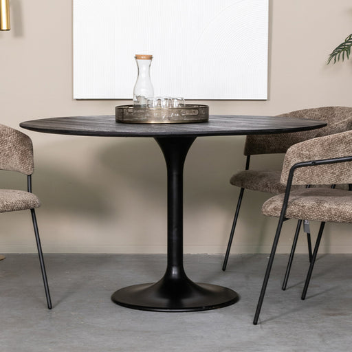 Ronde zwarte LABEL51 Otto eettafel van 130 cm in mangohout met een centrale kolomvoet in een modern interieur.