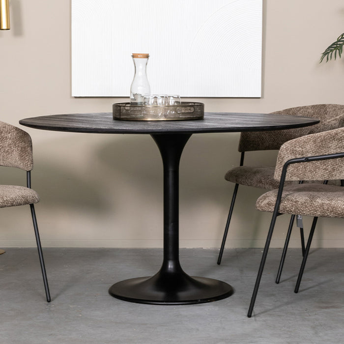 Ronde zwarte LABEL51 Otto eettafel van 130 cm in mangohout met een centrale kolomvoet in een modern interieur.