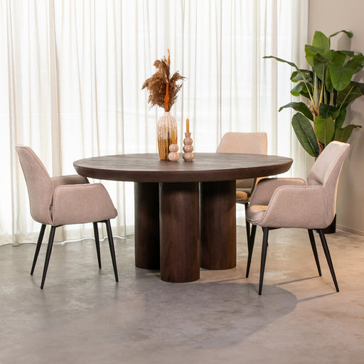 Ronde LABEL51 Olly eettafel van espresso mangohout met robuust onderstel, 150 cm diameter in een modern interieur.