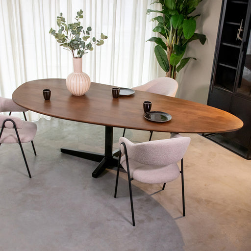 LABEL51 ovale eettafel Rosie van mangohout met zwart metalen onderstel, 180x100 cm, in een modern interieur.