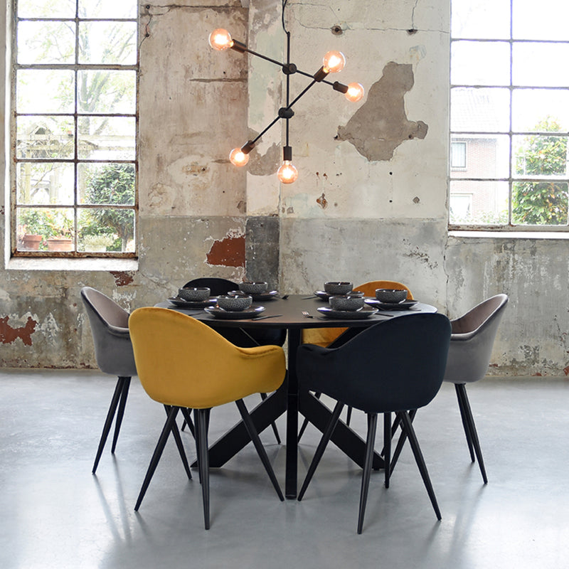 Zwarte metalen LABEL51 Stilo hanglamp met vijf lichtpunten boven een ronde eettafel in een industrieel interieur.
