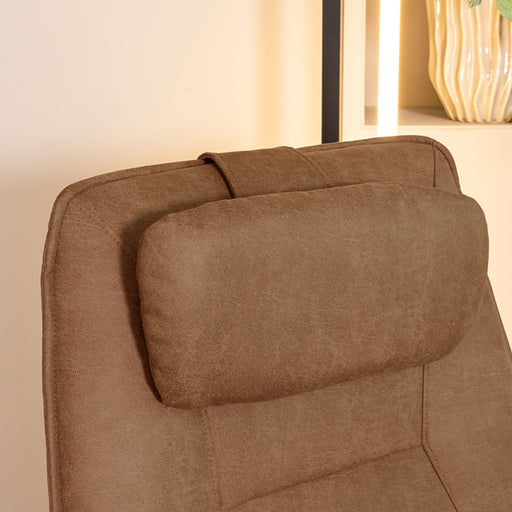 LABEL51 hoofdkussen Odense in cognac micro suede, 43x20 cm, bevestigd aan de bovenkant van een stoel.