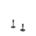 Twee minimalistische zwarte metalen kandelaars van 13 cm hoog op een ronde voet tegen een witte achtergrond.