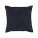 Vierkant navy blauw sierkussen van 45x45 cm met een stijlvolle geribde katoenen textuur.
