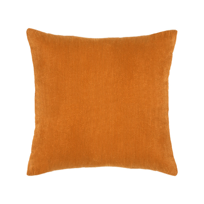Vierkant okergeel sierkussen van 45x45 cm met een zachte geribde katoenen structuur.