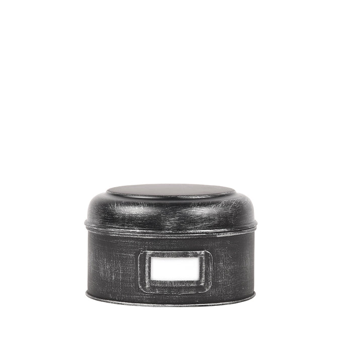 Rond LABEL51 opbergblik van antiek zwart metaal met deksel en labelhouder, 18x18x10 cm.