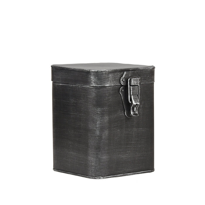 LABEL51 industriële opbergbox van antiek zwart metaal met scharnierend deksel en sluitclip, 15x16x19 cm.