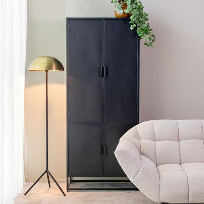 Zwarte metalen LABEL51 opbergkast van 190 cm hoog met vier deuren in een modern interieur.