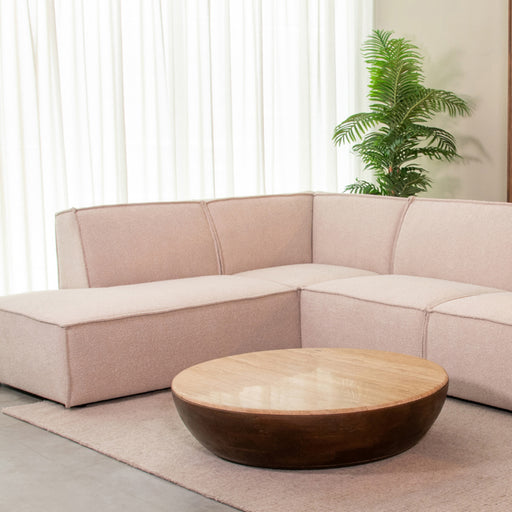 Ronde salontafel Bowl met travertin blad en espresso mangohouten onderstel, 90x90x25 cm in een modern interieur.