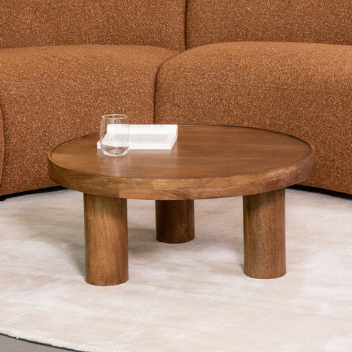 Ronde LABEL51 salontafel Elly van mangohout in nature smooth met drie robuuste houten poten, 70 cm diameter.