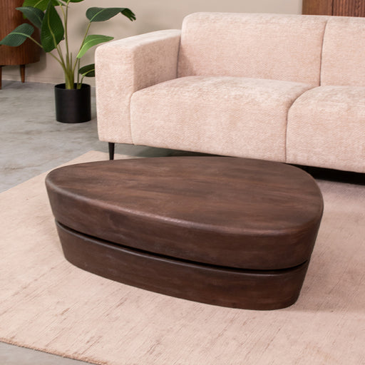 LABEL51 Javi salontafel van espresso mangohout met een organisch design van 110 cm in een modern interieur.