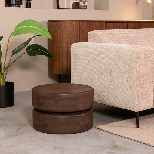 Ronde LABEL51 salontafel Milly van 50 cm in espresso mangohout met een robuust, gestapeld design.