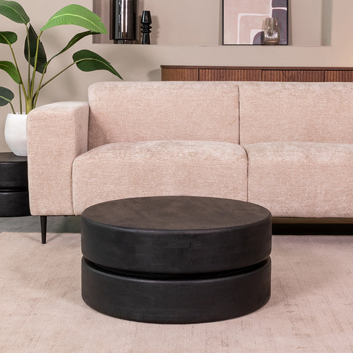 Ronde LABEL51 Milly salontafel van zwart mangohout met een diameter van 70 cm in een modern interieur.