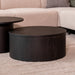 Ronde zwarte salontafel Oliva van 70 cm met een stijlvol geribbeld houten design in een modern interieur.