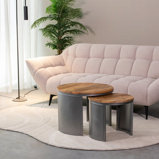 LABEL51 ronde salontafelset Bunch van rough mangohout met grijze metalen onderstellen in een modern interieur.