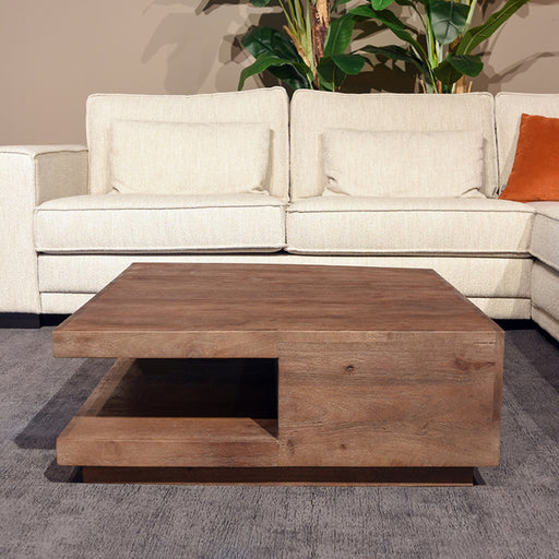 Vierkante LABEL51 salontafel van espresso mangohout (80x80x30 cm) met open opbergvak voor een modern interieur.