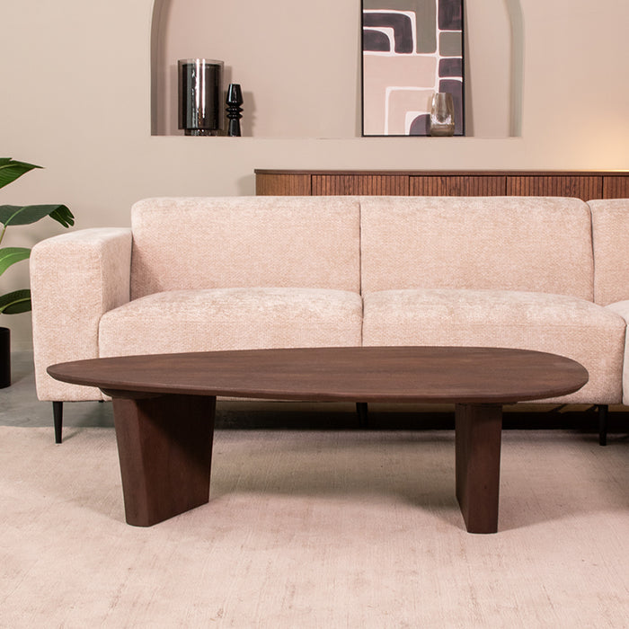 LABEL51 Wow salontafel van espresso mangohout met organisch gevormd blad, 135x75x35 cm in een modern interieur.