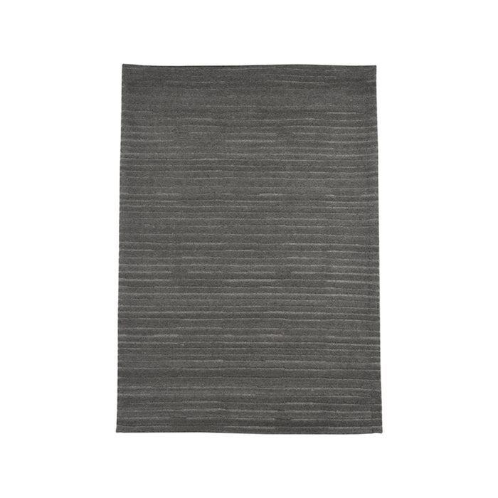 Antraciet LABEL51 Luxy wollen vloerkleed van 160x230 cm met een gestanst patroon van horizontale banen.